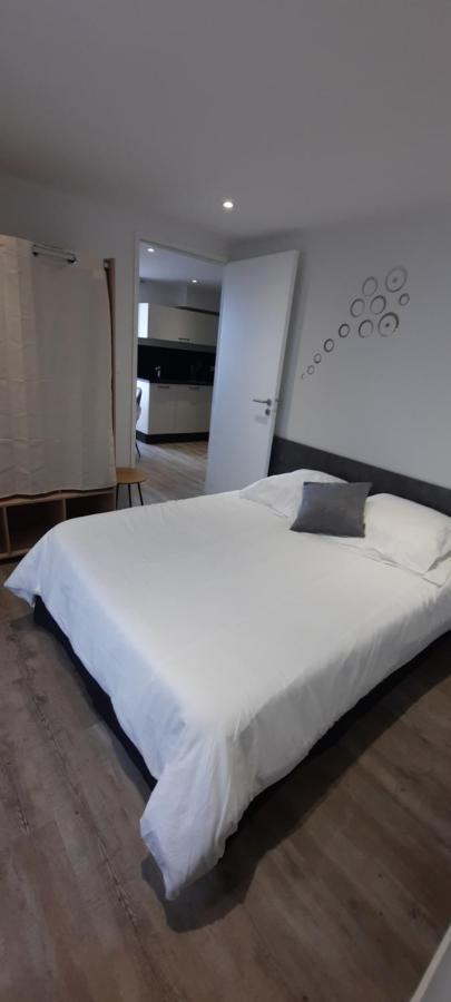 Les Appartements De La B Saint-Benoît-des-Ondes Exteriör bild